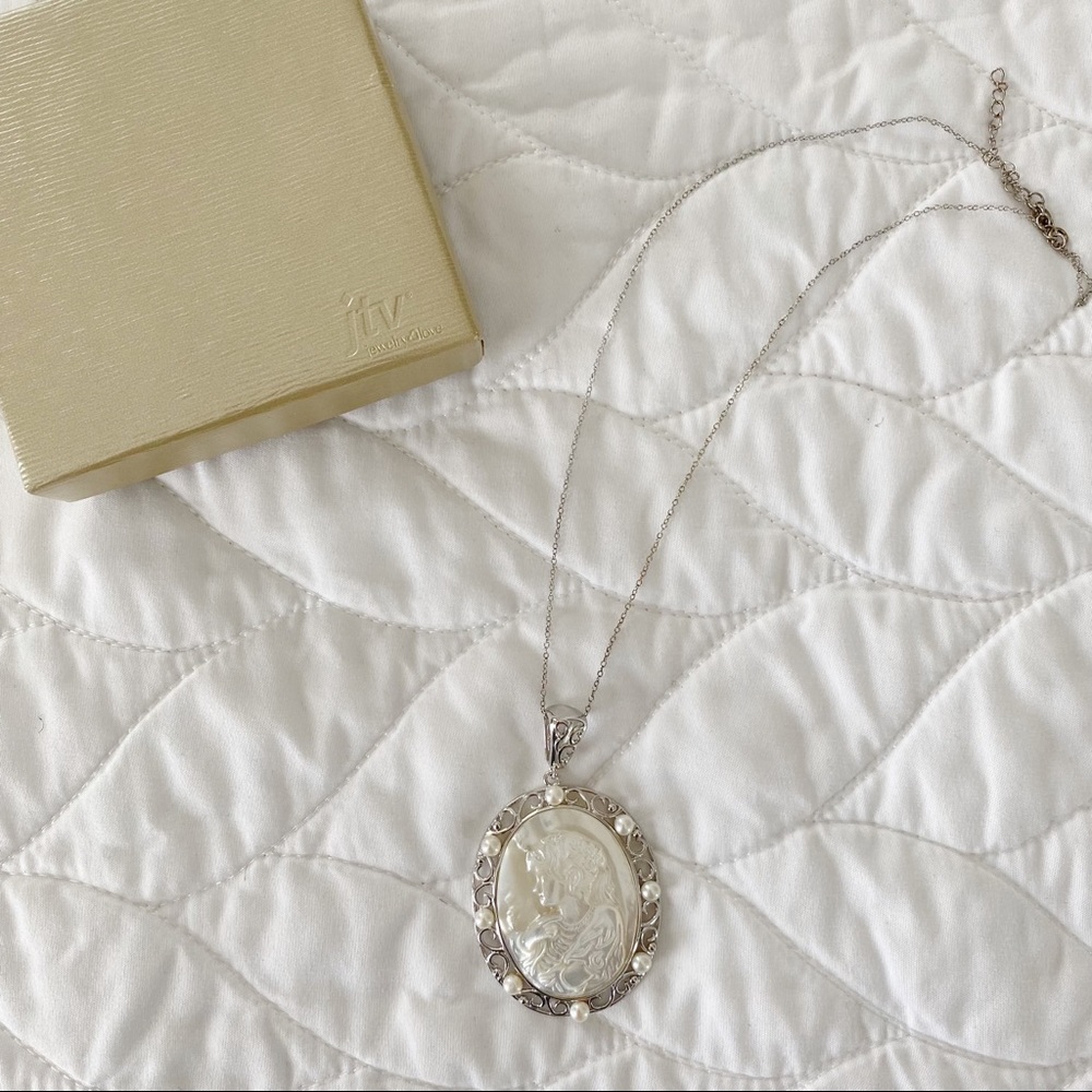 NEW jtv White Mother of Pearl Cameo Necklace